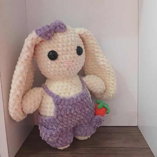 عروسک خرگوش مخملی بافته شد با کاموای مخمل تُرک هدیه ای جذاب و دوست داشتنی برای عزیزان شما