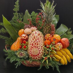 سبد میوه آرایی شده هندوانه به همراه موز و آناناس و کدو ،گلهای لبو و شلغم اندازه حدودا 70 در 70 سانتی متر 