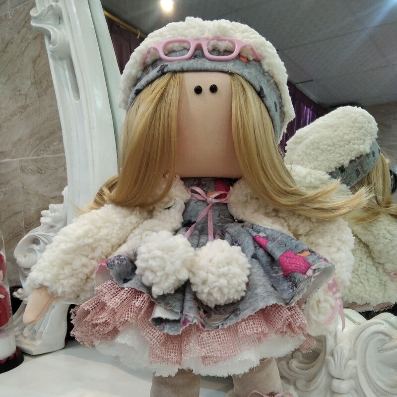 عروسک روسی با لباس زمستانی صورتی