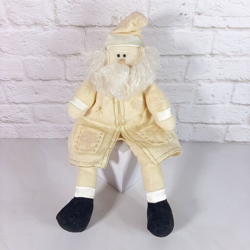 عروسک بابانوئل پارچه ای از برند فوق العاده معتبر russ روی لباسش ستاره های محو اکلیلی داره 