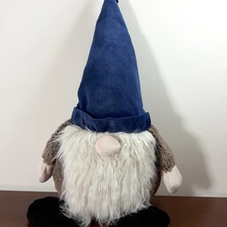 عروسک کوتوله لی لی پوتی با کلاه خش خشی و دل بوقی، جنسش بسیاار لطیف و نرم بالای سرش بند برای آویزان کردن داره