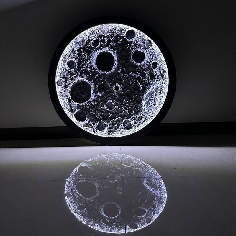 تابلو ماه کامل قطر 70 روی بیس چوبی به همراه آداپتور و نورپردازی 