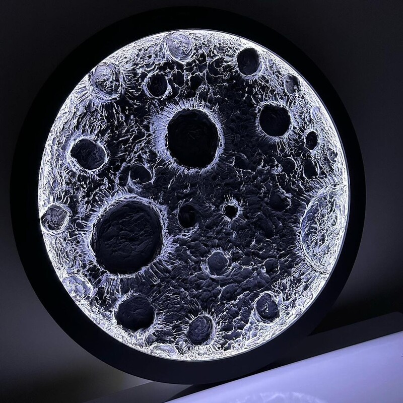 تابلو ماه کامل قطر 80 همراه نور پردازی و آداپتور روی بیس چوبی 
