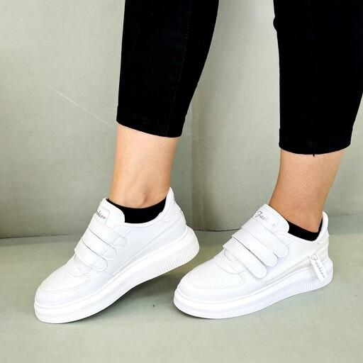 کفش ونس چسبی زنانه سبک و زیره نرم و طبی رنگ مشکی و سفید سایز 37 تا 40 موجود در کفش پاپوش بهبهان 