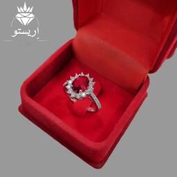 انگشتر نقره زنانه جواهری یاقوت قرمز سنستیک عیار 925   آبکاری طلاسفید