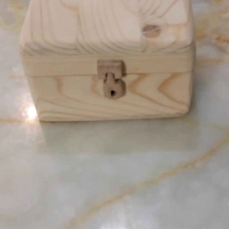 جعبه  صندوقچه چوبی با لولا و قفل چوبی محکم ویژه هدیه  و طلاجات و وسایل کوچک 