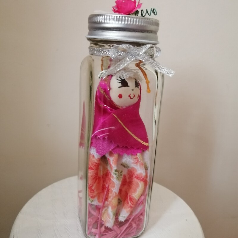 عروسک پارچه ای زهره گلدار عروسک 9سانت بطری شیشه ای 13 سانت مناسب برای هدیه دادن 