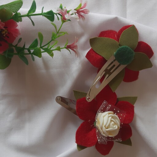 گیره تق تقی زیبای نمدی، با گل سرخ زیبا و وسط گل سفید،وزن به صورت تقریبی3گرم