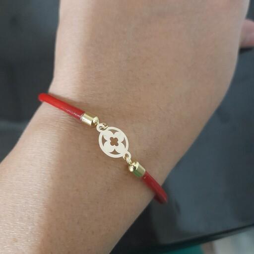 دستبند طلا 18 عیار با بند چرم طبیعی قرمز طرح گل ونکلیف 170سوتی
