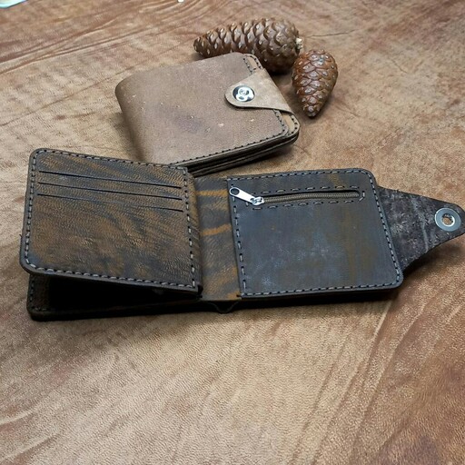 کیف جیبی دکمه از رو  چرم طبیعی  و دست دوز   دارای جای کارت و پول و سیم کارت