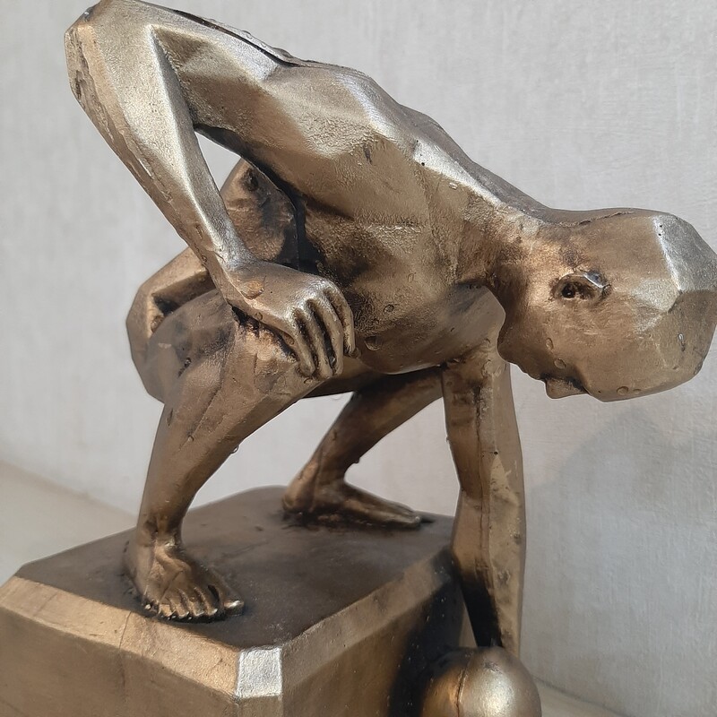 مجسمه دکوری فیگور  مرد ورزشکار طلایی رنگ پلی استری