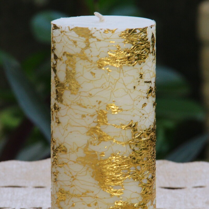 شمع استوانه ای تزیین شده و معطر با اسانس گل یاس و قابل روشن کردن