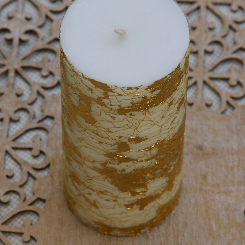 شمع استوانه ای تزیین شده و معطر با اسانس گل یاس و قابل روشن کردن