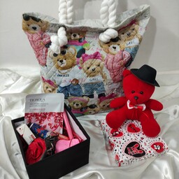 ولنتاین باکس هدیه  اقتصادی شامل  کیف دوشی پک کامل آرایشی و خرس پولیشی کلاهدار کادو ولنتاین