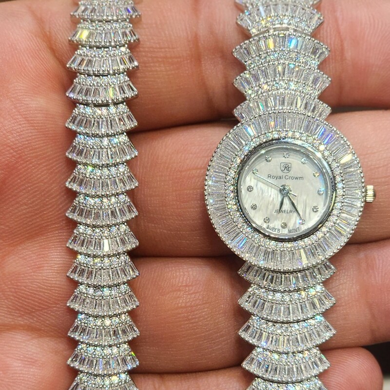 ست ساعت و دستبند نقره 925 روکش طلا سفید همراه با نگین های باگت جواهری و موتور ژاپنی 