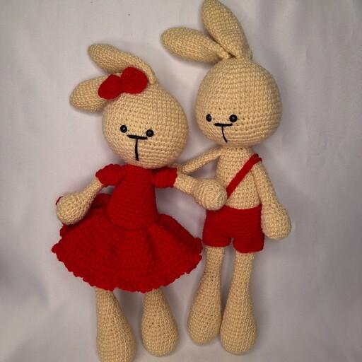 عروسک خرگوش کرم و قرمز مخصوص ولنتاین   دختر با دامن چیندار و پسر با شلوارک.  وزن133 گرم  و 33 سانت 