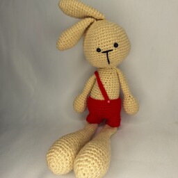 عروسک خرگوش ولنتاین قلاب بافی   (پسر با شلوارک) 60 گرم و 33 سانت