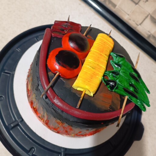 کیک تولد فوندانتی کیک خانگی طرح کباب وزن 1700گرم ارسال به صورت پس کرایه یا تحویل حضوری 