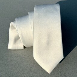 کراوات بزرگسال شیری رنگ عرض 5.5سانتیمتر مناسب بزرگسال مردانه زنانه و بچگونه یازده سال به بالا