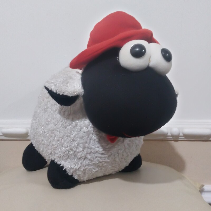 عروسک گوسفند کلاه قرمزی عاشق 