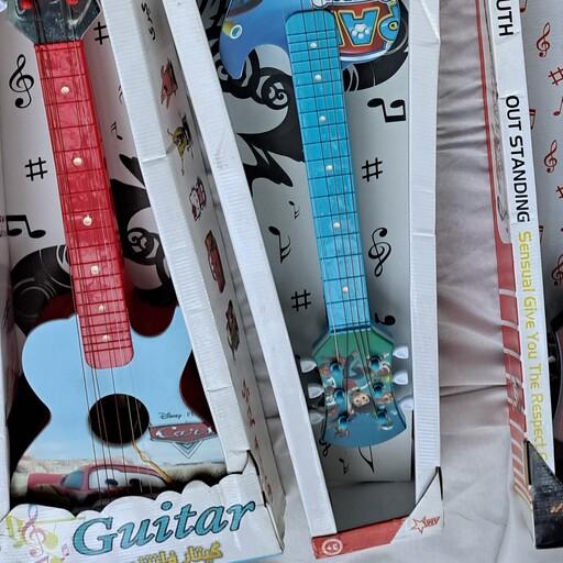 اسباب بازی گیتار سایز خیلی بزرگ کیفیت عالی دارای تنظیم و تعویض سیم گیتار. 