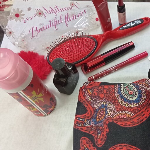 پک های هدیه شروع قیمت از 100 ت  ویژه روز زن  در رنگبندی  مختلف شال و روسری انتخابی 