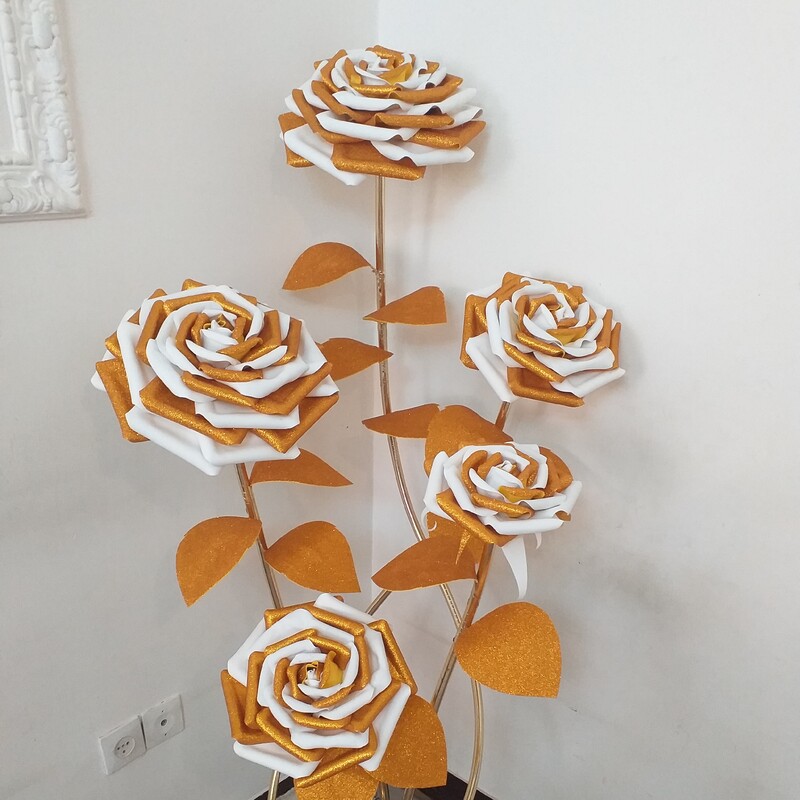 گل فومی  کنارسالنی 5 گل  غول پیکر  اکلیلی دورنگ ترکیبی ارتفاع یک و نیم متر  طلایی سفید  اکلیل دار 