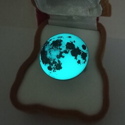 انگشتر ماه شبتاب با رزین یووی و با نوردهی فیروزه ای و قاب نقره ای رنگ ثابت 