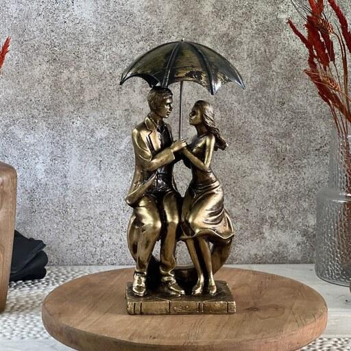 مجسمه پلی استری زن و مرد عاشق زیر چتر
