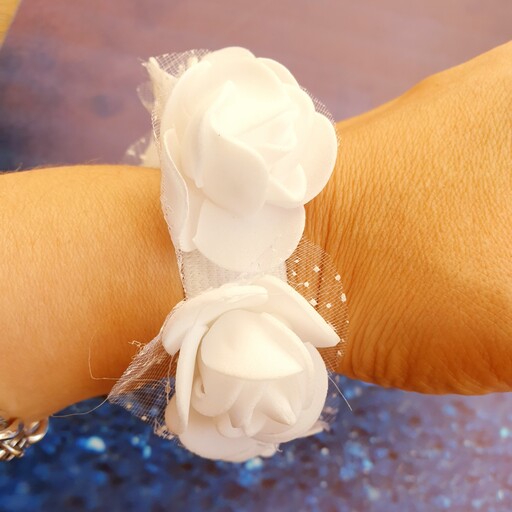 دستبند شکوفه گل رز قابل سفارش در رنگبندی سفید یخی و سفیدشیری،قرمز،آبی آسمانی
