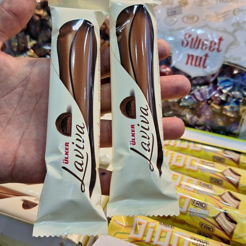 شکلات لاویوا اولکر  با روکش شکلات ،یک لایه شکلات یک لایه کرم شکلات شیری و یک لایه بیسکوییت شکلاتی م