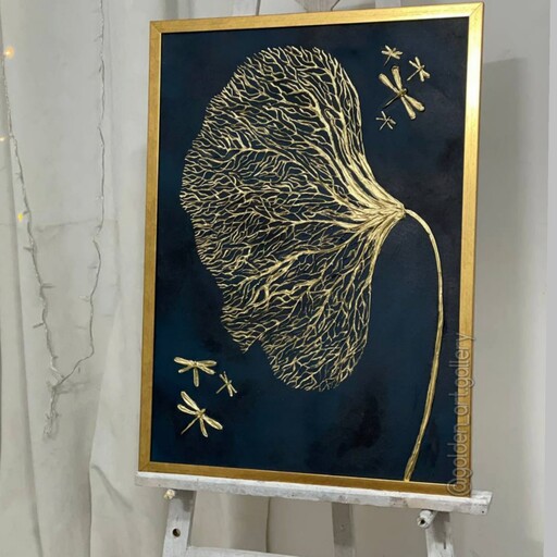 تابلو نقاشی دکوراتیو و ورق طلا کار شده مرجان طلایی همراه با سنجاقک های زیبا ، با  رنگ آکریلیک اجرا شده
