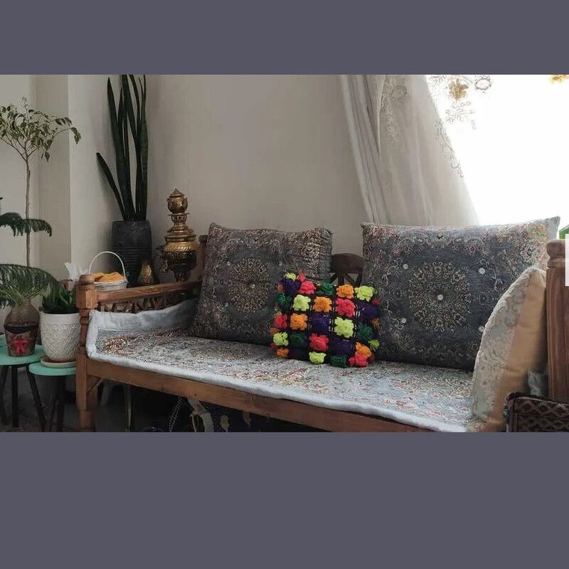  کناره اتاق شاهنشین  5 تکه طرح سنتی شامل یک عدد تشک و دو عدد بالش مربعی و دو عدد بالش گرد در شش رنگ
