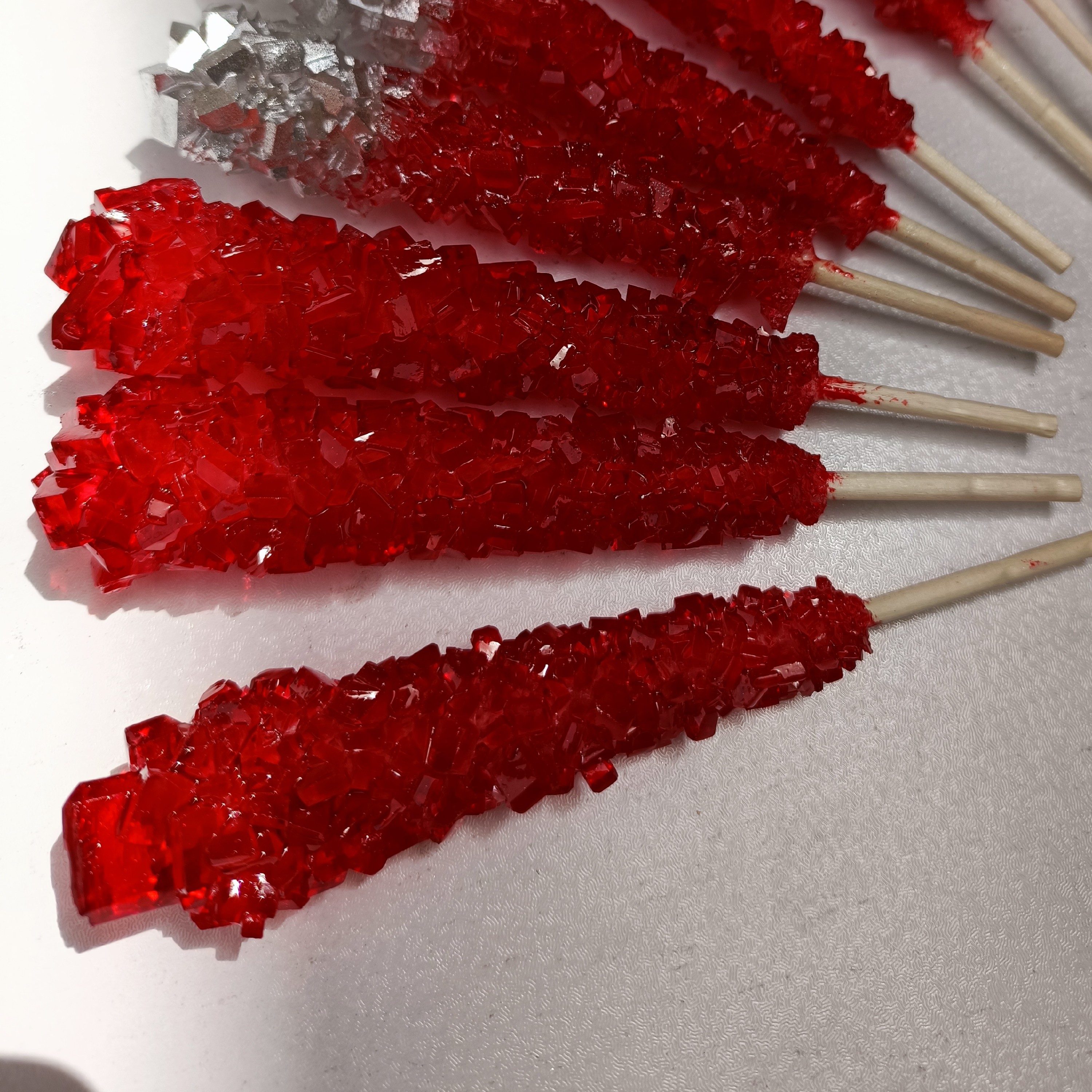 خرید و قیمت نبات رنگی قرمز دونه ای از غرفه قندیرانی