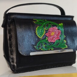 کیف دوشی چرمی زنانه قلم زنی با دست دارای دو جیب در قسمت پشت وجلو بسیار زیبا و جادار