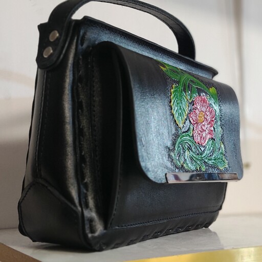 کیف دوشی چرمی زنانه قلم زنی با دست دارای دو جیب در قسمت پشت وجلو بسیار زیبا و جادار