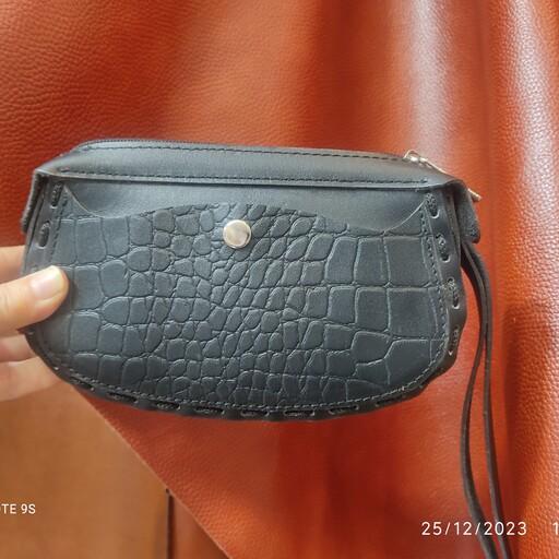 کیف دستی چرمی ننه نقلی با یک جیب زیپ دار در قسمت پشت ویک جیب دگمه دار در قسمت جلوی کیف 