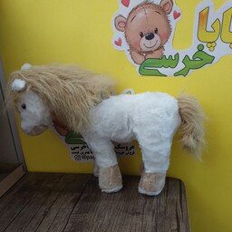 عروسک اسب 35سانتی سفید با یالهای قهوه ای وارداتی و اورجینال بسیار با کیفیت و زیبا