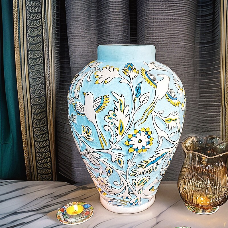 گلدان صادراتی قاجاری ، کار دست هنرمند مینیاتوریست و نقاش ، همه میهمانان شما را محو خودش میکند 