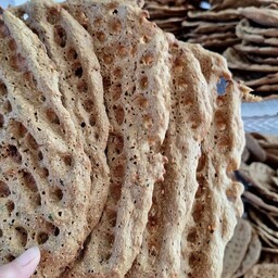 نان جو خشک یزدی برند یادگار با تزیین شده با شوید خالص تهیه شده به روش سنتی 
