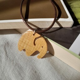 گردنبند چوبی دست ساز، طرح فیل، جنس چوب زیتون