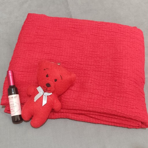 جعبه کادو پک هدیه روز دختر  روز  زن روز تولد ولنتاین شامل روسری قرمز پفکی به طول 180 جاسوئچی  تینت لب و جعبه