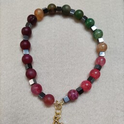 دستبند سنگ عقیق چند رنگ مات ، ترکیب با دانه های حدید ، فری سایز  ،  با آویز تاج 
