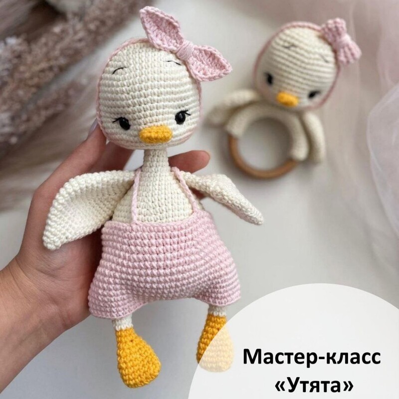 عروسک دستبافت اردک روسی با سایز تقریبی 25 سانت و رنگبندی متغیر 