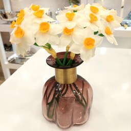 گلدان زیبا و دست ساز با گل نرگس