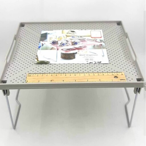 یک  راف  تاشوی  جذاب  برای  نظم  دادن  ب کابینت  و  میز  با  روی  پلاستیک  و  پایه  های  فلزی 