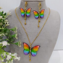 نیم ست پروانه رنگین کمانی رزینی شامل گردنبند و گوشواره دنباله دار با اتصالات رنگ ثابت و ضد حساسیت