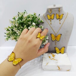 ست پنج تکه پروانه طلایی شاین دار شامل گردنبند،دستبند،گوشواره با اتصالات رنگ ثابت و انگشتر و گیرمو کیفیت معمولی