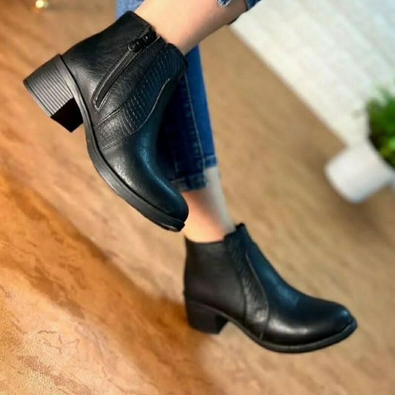 کفش نیم بوت مدل شایان چاپی 
جنس رویه چرم صنعتی درجه یک 
کیفیت عالی قالب استاندارد
سایز37تا40

ارسال رایگان