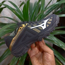 کتونی کفش اورجینال فوتبال چمن مصنوعی میزانو اورجینال 
MIZUNO WAVE  LYNX JR
سایز 35 رنگ مشکی طلایی  ساخت ویتنام